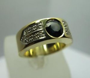 Žiedas Nr.10 (iš geltono aukso, puoštas juoduoju deimantu ir briliantais)