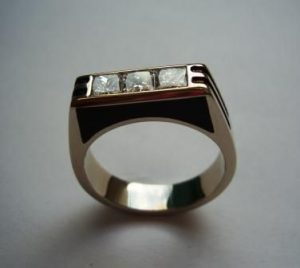 Žiedas Nr.15 (iš balto aukso, su emale, puoštas kvadratiniais deimantais)