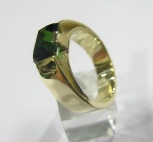 Žiedas Nr.18 (iš geltono aukso, su smaragdu arba kitu akmeniu)