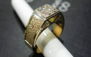 Žiedas Nr.22 (iš geltono arba kt.spalvos aukso, su briliantu)