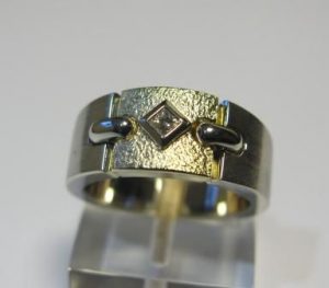 Žiedas Nr.24 (platus, iš balto aukso, su kvadratiniu deimantu "princese")