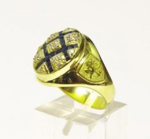 Žiedas Nr.39 (iš geltono aukso,puoštas safyrais,briliantais ir monograma)