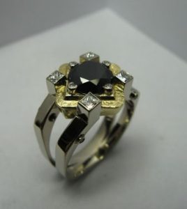 Žiedas Nr.4 (iš geltono ir balto aukso, puoštas juoduoju deimantu)