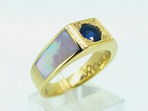 Žiedas Nr.46 (su safyru, iš geltono aukso, inkrustuotas perlamutru)