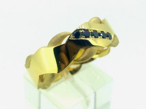 Vyriškas žiedas Nr.50 (iš geltono arba kitos spalvos aukso, puoštas juodaisiais deimantais)
