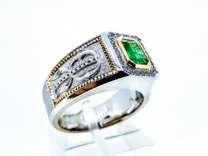 Vyriškas žiedas Nr.57 (iš aukso, puoštas smaragdu ir monograma)