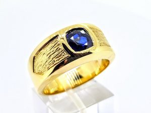 Vyriškas žiedas Nr.58 (su mėlynuoju safyru, iš aukso)