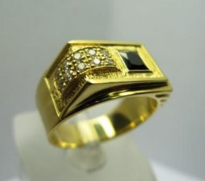 Žiedas Nr.9 (iš geltono aukso, su juodu deimantu ir briliantais)